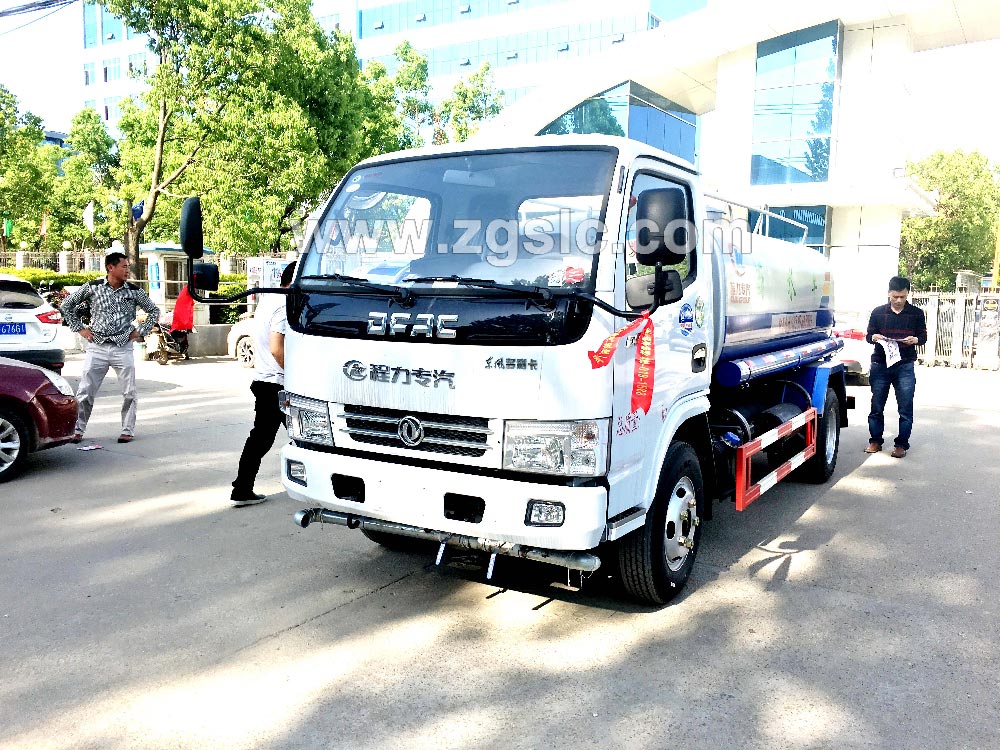 到湖北程力集團訂購灑水車，現(xiàn)貨供應(yīng)隨時出發(fā)