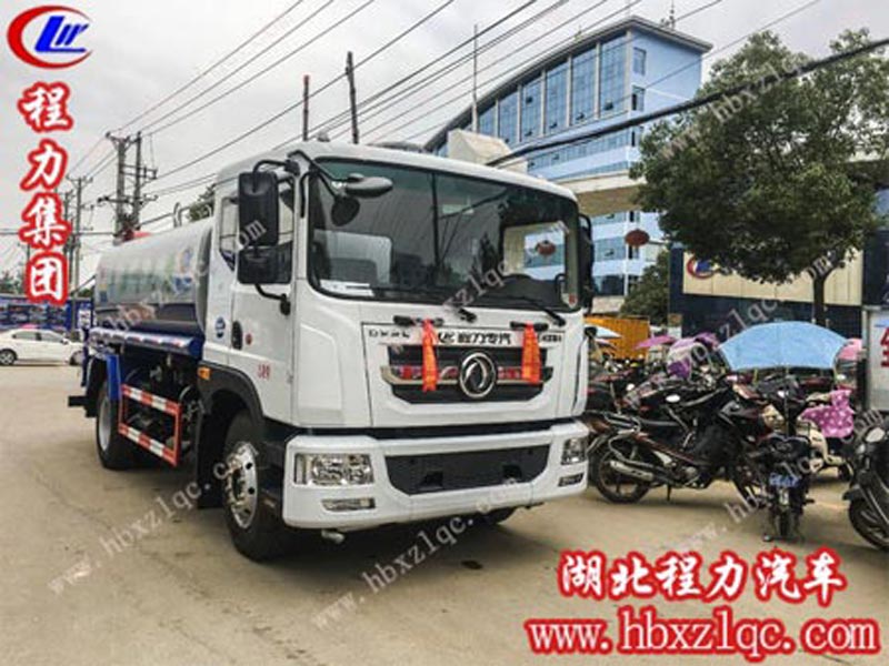 東風D9噴霧車整裝完畢，奔赴“戰(zhàn)場”