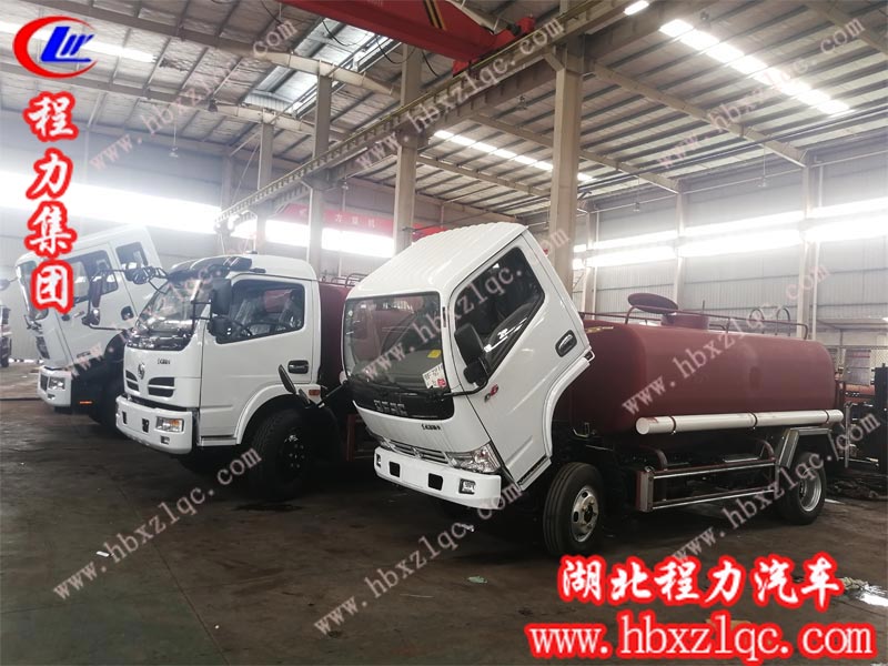 程力專用汽車股份有限公司灑水車披上華麗外衣，榮登閃亮舞臺