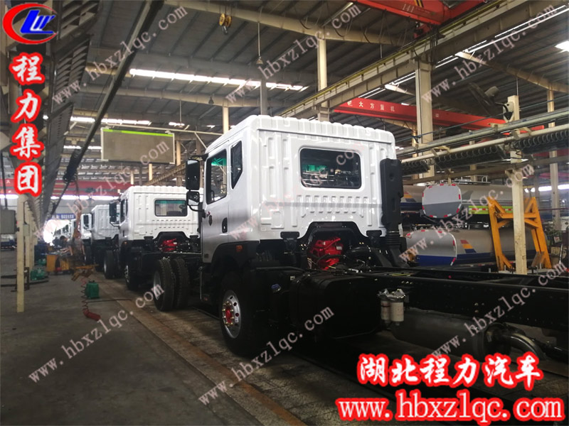 程力集團灑水車車間大量現(xiàn)車訂做中，欲購從速