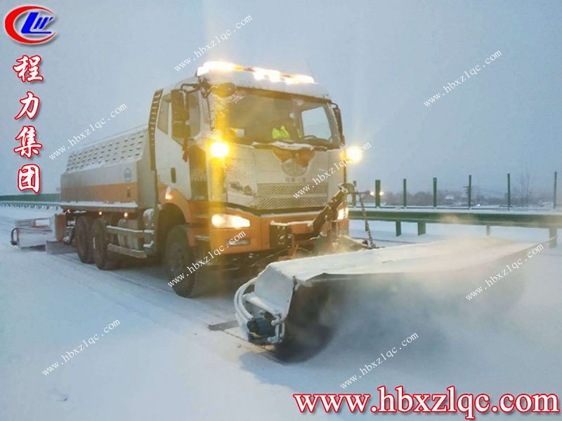 還在使用人工除雪鏟嗎？大雪紛飛的北方已經(jīng)用上湖北程力集團(tuán)的最新除雪車