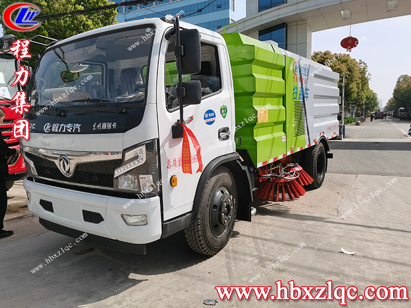程力集團東風(fēng)福瑞卡掃路車，北京客戶到廠自提車并學(xué)習(xí)操作方法